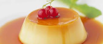 Creme caramel con salsa di pesche