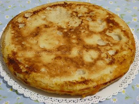 Focaccia dolce alle albicocche con lievito madre, cotta in padella