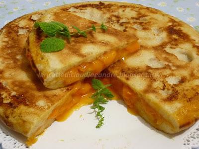 Focaccia dolce alle albicocche con lievito madre, cotta in padella