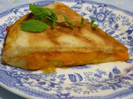 Focaccia dolce alle albicocche con lievito madre, cotta in padella