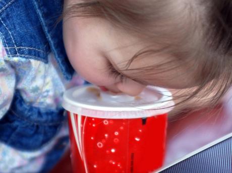 Moltissimi bambini e non solo, consumano quotidianamente bevande zuccherate, si potrebbe commentare: se le conosci le eviti I cosidetti soft drinks non sono alcolici e, per questo, non destano preoccupazioni nei genitori che lasciano che i loro figli ne consumino, soprattutto nella stagione più calda. Da diverso tempo, però, si sa che il consumo abituale di queste bevande non è affatto salutare e consigliabile tanto per i bambini che per gli adulti. Oggi, i risultati di alcuni importanti studi, raccolti nel corso degli anni, dimostrano che i rischi associati al consumo abituale di queste bevande sono maggiori di quanto si ritiene.  In primo luogo obesità, sovrappeso e diabete. Le persone che consumano bevande zuccherate regolarmente in quantità pari o superiore ad 1-2 lattine al giorno, hanno il 26% di rischio in più di sviluppare il diabete di tipo 2, rispetto alle persone che non ne fanno uso. Uno studio durato oltre 20 anni, su 40.000 uomini, ha scoperto che coloro che bevono in media una lattina di una bevanda zuccherata al giorno sviluppano un rischio maggiore del 20% di malattia cardiaca rispetto alle persone che non consumano bevande zuccherate. Un altro studio, condotto su donne, è arrivato a conclusioni molto simili.  Tredici ragioni per evitarle •	Contengono zucchero di scarsa qualità in quantità elevate, con conseguente rischio obesità, perché gli zuccheri contenuti in queste bevande, privi di nutrienti, non vengono rilevati dai centri regolatori della fame e della sazietà e finiscono per accumularsi a quelli introdotti con la dieta. Nei bambini che bevono abitualmente bevande zuccherate il rischio obesità aumenta del 60%. •	Attenti al fruttosio. Mentre il glucosio viene metabolizzato da qualsiasi cellula del corpo, il fruttosio si accumula nel fegato. Normalmente, viene trasformato in grasso, trigliceridi e immesso nel torrente circolatorio. Se presente in elevate quantità, la quantità eccedente resta nel fegato dando luogo a una patologia, grave, nota come steatosi epatica non alcolica. •	Il fruttosio è inoltre il principale responsabile delle “maniglie dell’amore” e della formazione di grasso intorno alla pancia, il cosiddetto grasso viscerale, responsabile delle patologie legate all’obesità. •	Zucchero e soda possono indurre insulino-resistenza. Il meccanismo di rilascio delle giuste quantità di glucosio in circolo è regolato da un meccanismo competitivo basato sull’insulina. La resistenza all’insulina costringe il pancreas a secernere dosi maggiori finché questo squilibrio provoca il diabete insulino resistente. •	L’aumento di rischio del diabete i tipo 2 è stato, proprio per questo, collegato alle bevande zuccherate. Uno studio internazionale, condotto in 175 paesi, ha determinato che il consumo di una sola lattina al giorno provoca un aumento del rischio dell’1,1% •	Le bevande zuccherate non contengono alcun tipo di nutriente, sali minerali, fibre, solo calorie “vuote” e dannose per l’organismo. •	Alcuni studi, effettuati sui ratti ma da approfondire sugli esseri umani, collegano gli zuccheri alla resistenza alla leptina. La leptina è un ormone, prodotto dalle cellule grasse, che regola il bilancio energetico mantenendolo in pareggio. La resistenza alla leptina sarebbe alla base dello squilibrio metabolico che induce l’obesità. •	Lo zucchero crea dipendenza, esattamente come le droghe. Mangiare zucchero provoca il rilascio di dopamina, che ci da il senso di piacere. Una volta stimolato, il cervello continua la ricerca di sostanze che rilascino la dopamina per aumentare il nostro senso di piacere, provocando un aumento del fabbisogno. Questo è esattamente il meccanismo che provoca assuefazione alle droghe. •	Le bevande zuccherate sono un fattore di rischio per lo sviluppo di patologie cardiache, con un aumento del 20% del rischio rispetto ai non consumatori. •	Aumento del rischio di cancro. Il consumo abituale di soft drink è stato associato ad un aumento del rischio di cancro al pancreas e al tumore del colon retto, in misura simile all’aumento riscontrato per le patologie cardiache e metaboliche. •	Le bevande zuccherate sono uno dei principali nemici della salute dei denti, perché creano un ambiente acido, ideale per lo sviluppo dei batteri cariogeni. •	Le bevande zuccherate possono provocare infiammazioni articolari, in particolare alle estremità di mani e piedi (gotta). Queste infiammazioni sono causate dall’acido urico che, ad alte concentrazioni, cristallizza e si localizza nelle articolazioni Il fruttosio è uno dei principali responsabili degli alti livelli di acido urico. •	Declino cognitivo. L’alto livello di zuccheri nel sangue è associato al declino cognitivo e allo sviluppo di patologie quali la demenza di Alzheimer con un rapporto di proporzionalità diretta.