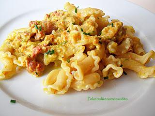 Pasta con fiori di zucca, salsiccia e mozzarella