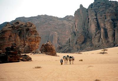 Il territorio intorno al massiccio dell'Ahaggar è anche la sede storica della tribù tuareg dei Kel Ahaggar.