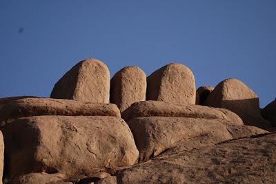 Il territorio intorno al massiccio dell'Ahaggar è anche la sede storica della tribù tuareg dei Kel Ahaggar.