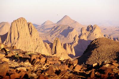 Il territorio intorno al massiccio dell'Ahaggar è anche la sede storica della tribù tuareg dei Kel Ahaggar.
