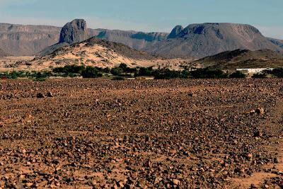 Il territorio intorno al massiccio dell'Ahaggar è anche la sede storica della tribù tuareg dei Kel Ahaggar.