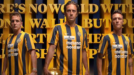 Verona 2015-16, maglia Hellas di Nike a strisce gialle e blu