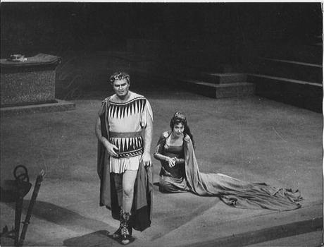 Jon Vickers come Giasone accanto a Maria Callas nel ruolo di Medea, al Teatro alla Scala