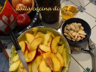 Torta con pesche e amaretti