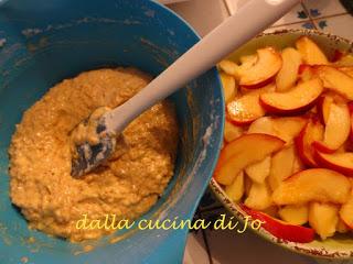 Torta con pesche e amaretti