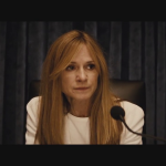 01 - Il trailer si apre con le dichiarazioni di una senatrice degli stati uniti interpretata da Holly Hunter sulla pericolosità di Superman dopo la distruzione di Metropolis