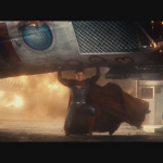 28 - Superman salva le persone a bordo. Il razzo batte una bandiera che non esiste nel mondo reale. Il razzo è chiamato S003
