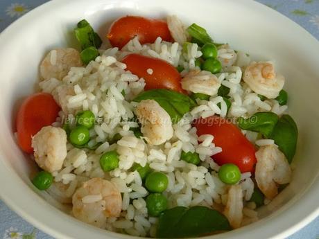 Insalata di riso con gamberetti, pisellini e pomodorini