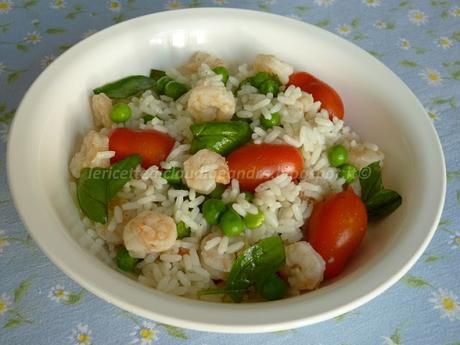 Insalata di riso con gamberetti, pisellini e pomodorini