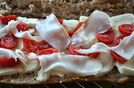 Panuozzo con lardo di Colonnata, pomodorini e mozzarella