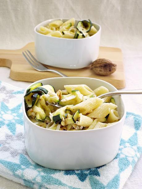 Pasta fredda alle zucchine grigliate, noci e ricotta salata