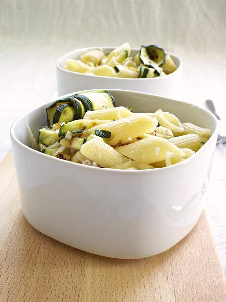 Pasta fredda alle zucchine grigliate, noci e ricotta salata