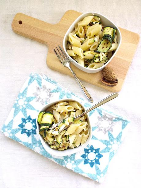 Pasta fredda alle zucchine grigliate, noci e ricotta salata