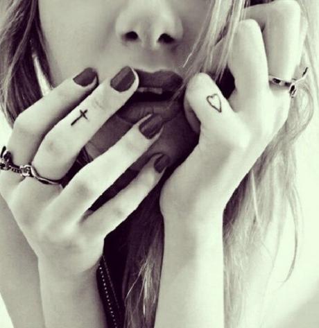 Tattoo sulle dita, una fede indelebile: consigli utili  e i più gettonati