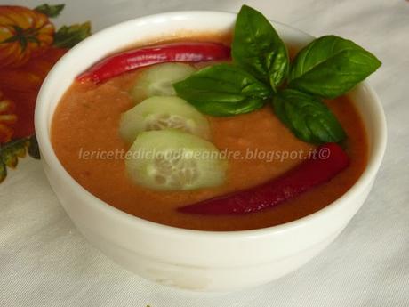 Gazpacho o la zuppa fredda dell'estate, con peperoncini semi piccanti