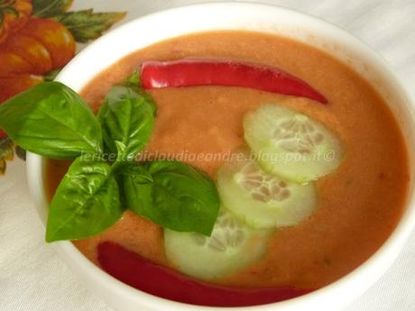 Gazpacho o la zuppa fredda dell'estate, con peperoncini semi piccanti