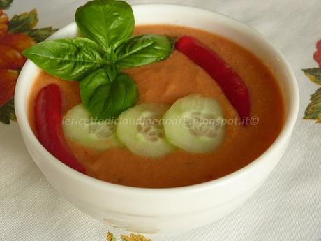 Gazpacho o la zuppa fredda dell'estate, con peperoncini semi piccanti