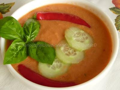 Gazpacho o la zuppa fredda dell'estate, con peperoncini semi piccanti