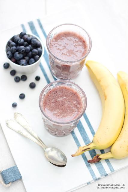 Smoothie banana e mirtilli