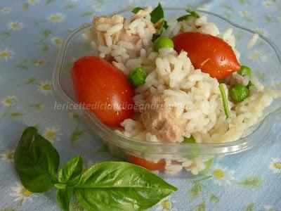 Insalata di riso con tonno, pisellini e pomodorini....