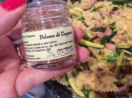 FARFALLE CON ZUCCHINE TONNO E POLVERE DI CAPPERI