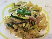 Farfalle zucchine tonno polvere capperi