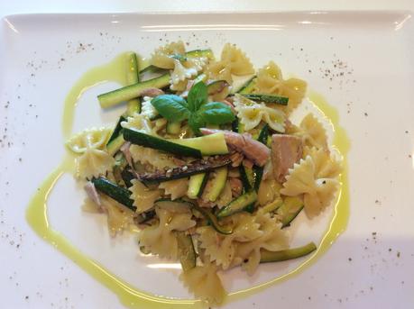 FARFALLE CON ZUCCHINE TONNO E POLVERE DI CAPPERI