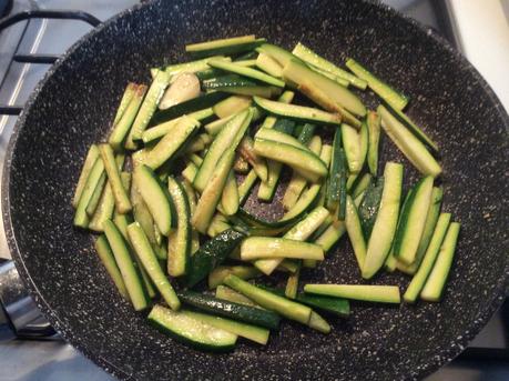 FARFALLE CON ZUCCHINE TONNO E POLVERE DI CAPPERI