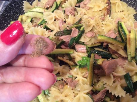 FARFALLE CON ZUCCHINE TONNO E POLVERE DI CAPPERI