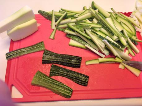 FARFALLE CON ZUCCHINE TONNO E POLVERE DI CAPPERI