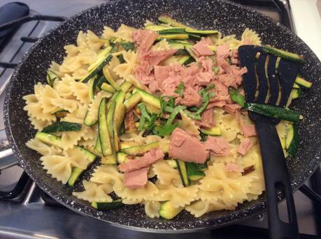 FARFALLE CON ZUCCHINE TONNO E POLVERE DI CAPPERI