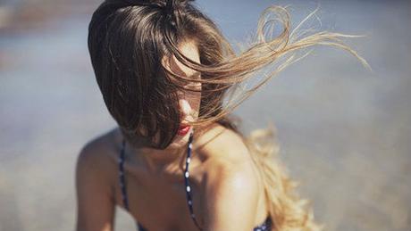 Capelli in spiaggia, ecco alcuni consigli utili per proteggerli