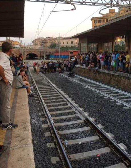 Video. Ore 20.30 rivolta dei pendolari a Piramide. Dopo due settimane di sciopero bianco saltati i nervi ai viaggiatori esasperati e umiliati