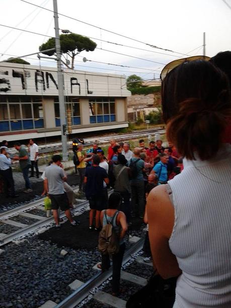 Video. Ore 20.30 rivolta dei pendolari a Piramide. Dopo due settimane di sciopero bianco saltati i nervi ai viaggiatori esasperati e umiliati
