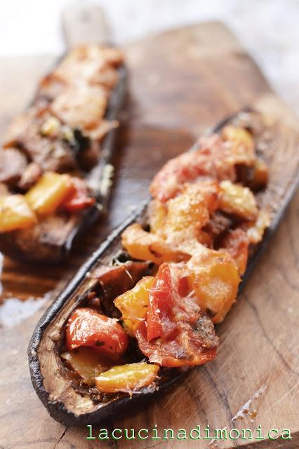 Barchette di melanzane con peperoni,pomodorini  e Parmigiano