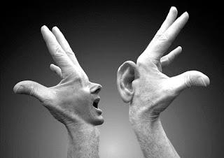 Dialogo tra un sordomuto e un sordomuto (più un uomo che passa velocemente e li saluta)