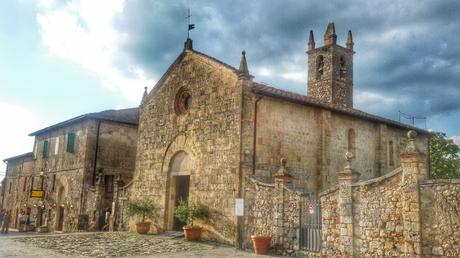 Monteriggioni: la piazza e la chiesa
