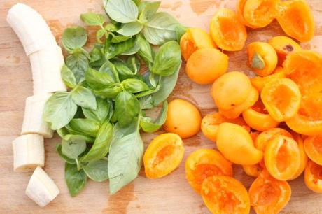 Preparazione ingredienti per il sorbetto di albicocche di Valleggia e basilico