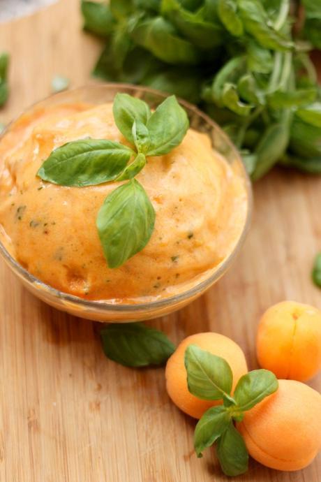 Sorbetto alle albicocche di Valleggia e basilico Sorbetto di albicocche di Valleggia e basilico pronto da gustare