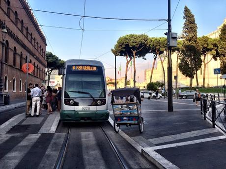 Allora ci stiamo prendendo in giro? Fori e Colosseo liberati da urtisti e camionbar ma riempiti di risciò