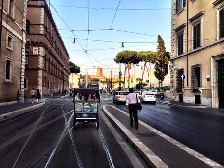 Allora ci stiamo prendendo in giro? Fori e Colosseo liberati da urtisti e camionbar ma riempiti di risciò