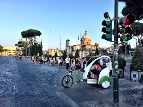 Allora ci stiamo prendendo in giro? Fori e Colosseo liberati da urtisti e camionbar ma riempiti di risciò
