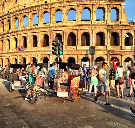 Allora ci stiamo prendendo in giro? Fori e Colosseo liberati da urtisti e camionbar ma riempiti di risciò