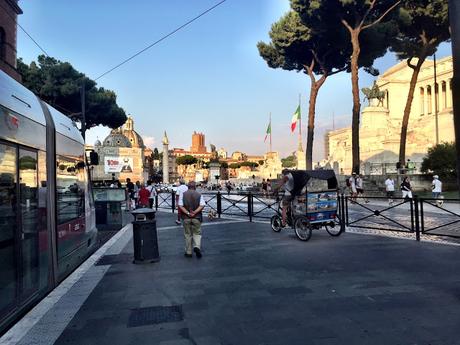 Allora ci stiamo prendendo in giro? Fori e Colosseo liberati da urtisti e camionbar ma riempiti di risciò