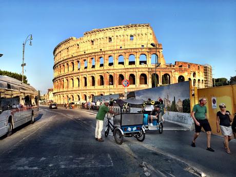 Allora ci stiamo prendendo in giro? Fori e Colosseo liberati da urtisti e camionbar ma riempiti di risciò